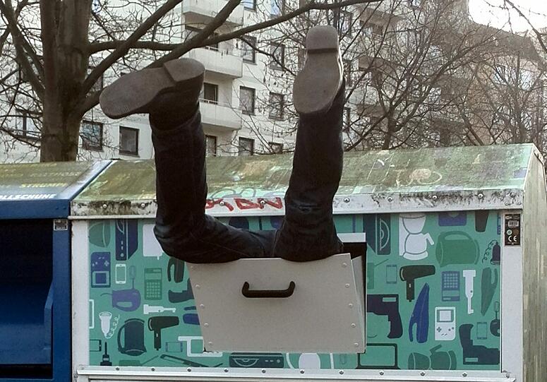Ein Mann suchte in Bremen nach seinem Laptop-Kabel - und blieb im Einwurfschacht des Containers stecken. Es geht allen gut.