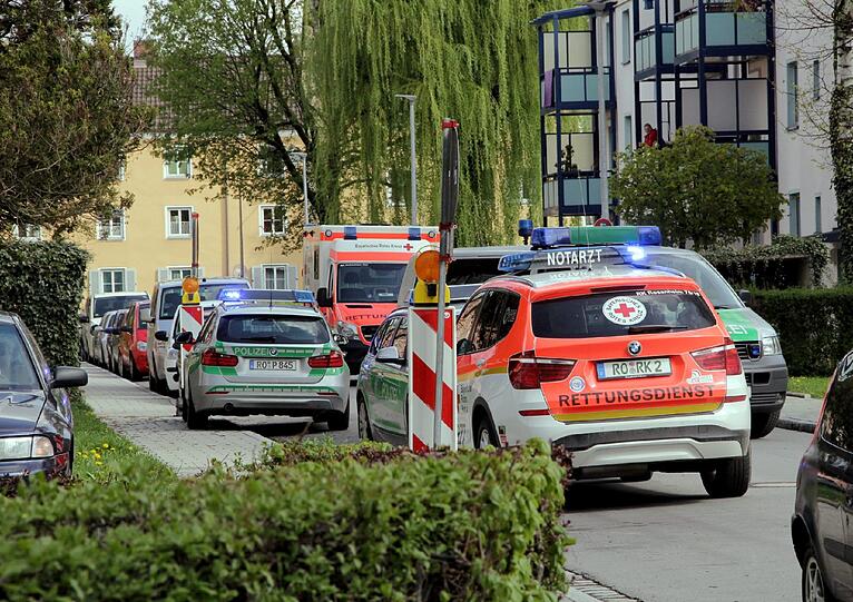 Aus einer Messie-Wohnung in Rosenheim befreiten Polizisten eine eingesperrte 26-Jährige. Die Mutter wollte sich mit einem Sprung ins Treppenhaus das Leben nehmen.