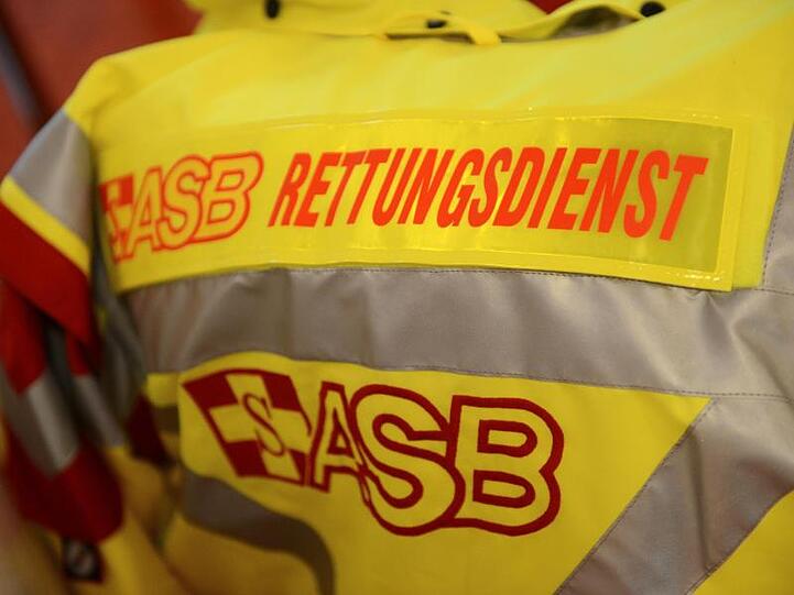 Das Logo des Arbeiter-Samariter-Bundes (ASB) am Rande einer Pressekonferenz. Foto: Jens Kalaene/Archivbild