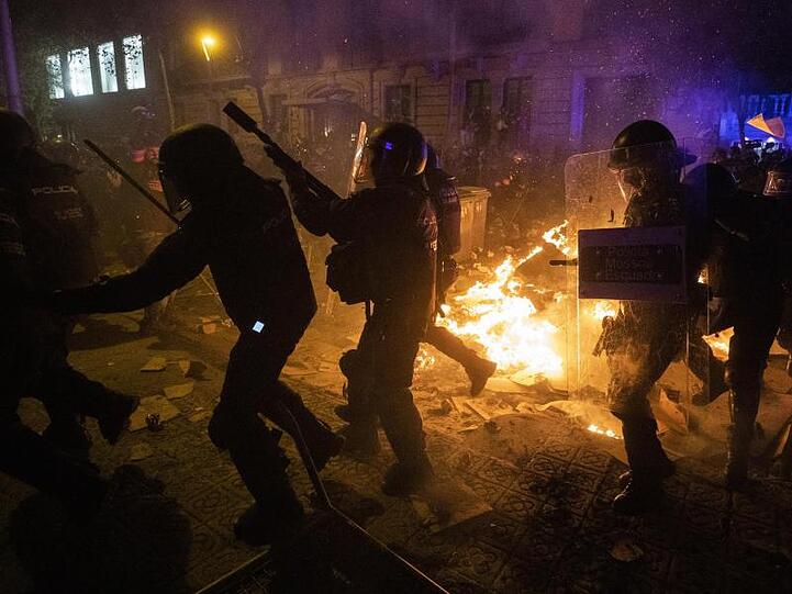 Demonstranten setzten unter anderem in der Regionalhauptstadt Barcelona Barrikaden und Kartons in Brand, warfen Gegenstände und beschimpften Polizisten.