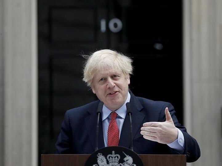 Premierminister Boris Johnson gibt am 27. April eine Erklärung an seinem ersten Arbeitstag nach der Genesung von Covid-19 in der 10. Downing Street ab.
