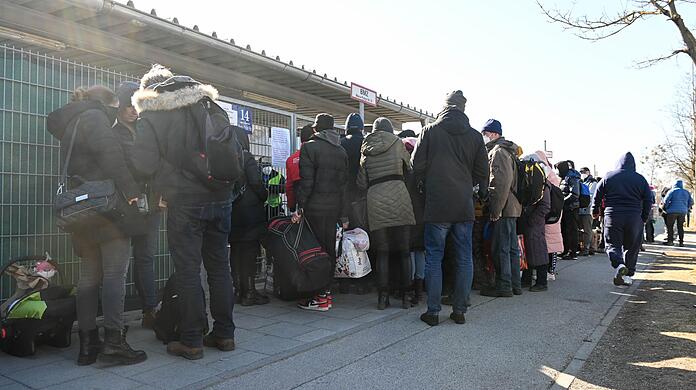 Im Landkreis München sind die Behörden mit der Anzahl der Geflüchteten überfordert. (Symbolbild)