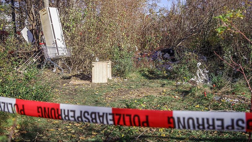 Der Tatort auf dem zugewachsenen Grundstück in der Lerchenau, Flatterband der Polizei versperrt den Zutritt. Der Tatort auf dem zugewachsenen Grundstück in der Lerchenau, Flatterband der Polizei versperrt den Zutritt.