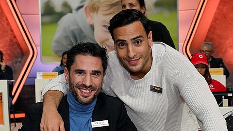 Ob sich Jan Kittmann (li.) Tipps von Timur &Uuml;lker f&uuml;r "Let's Dance" holt?