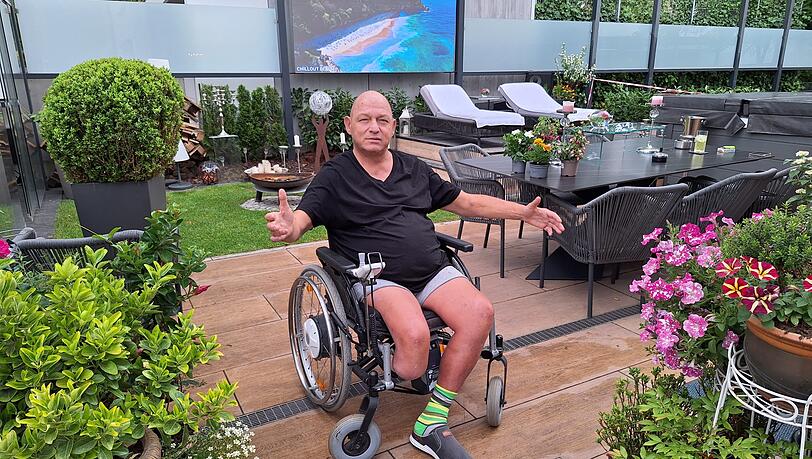 Michael Ecker sitzt seit 2017 im Rollstuhl. Er verlässt seit vielen Jahren kaum noch sein idyllisches Zuhause. Michael Ecker sitzt seit 2017 im Rollstuhl. Er verlässt seit vielen Jahren kaum noch sein idyllisches Zuhause.