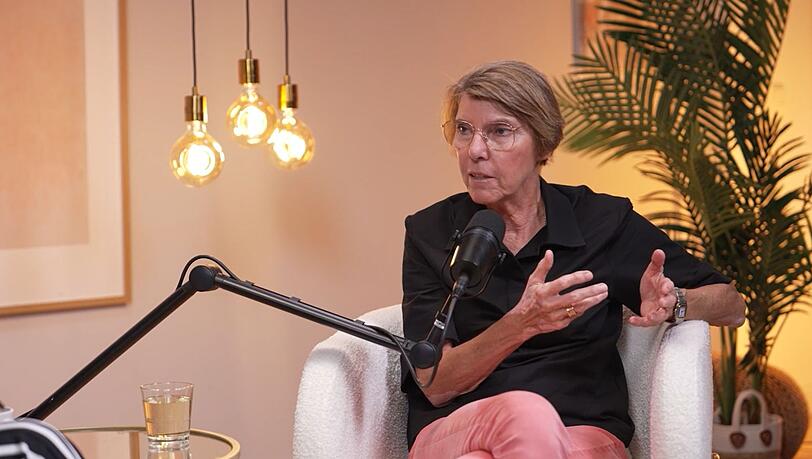 Mit Blick auf die 70er-Jahre sagt Bettina Böttinger im Podcast "Glow Up Your Life": "Das war nicht so eine lustige Zeit." Mit Blick auf die 70er-Jahre sagt Bettina Böttinger im Podcast "Glow Up Your Life": "Das war nicht so eine lustige Zeit."