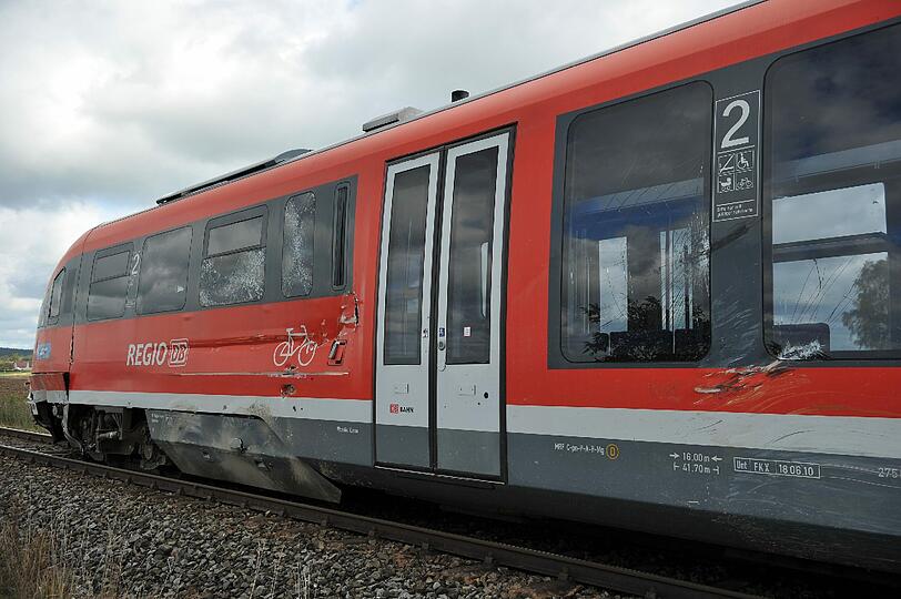 Nach Polizeiangaben übersah der Fahrer eines Kieslasters an einem unbeschrankten Bahnübergang einen Regionalzug. Durch die Wucht des Aufpralls entgleiste der Zug.