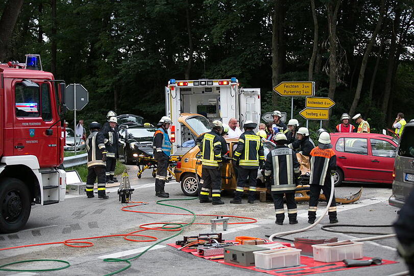 Schwerer Unfall an einer Kreuzung bei Trostberg. Die Bilder vom Feuerwehreinsatz.
