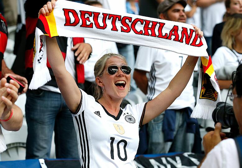 Die deutschen Fans feiern die Mannschaft in Lille. Hier gibt's die besten Bilder.