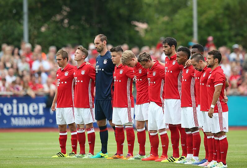 Souverän gewinnen die Bayern mit 3:0 in Landshut. Die Partie steht im Schatten des Amoklaufs von München. Sehen Sie hier die Bilder des Spiels.