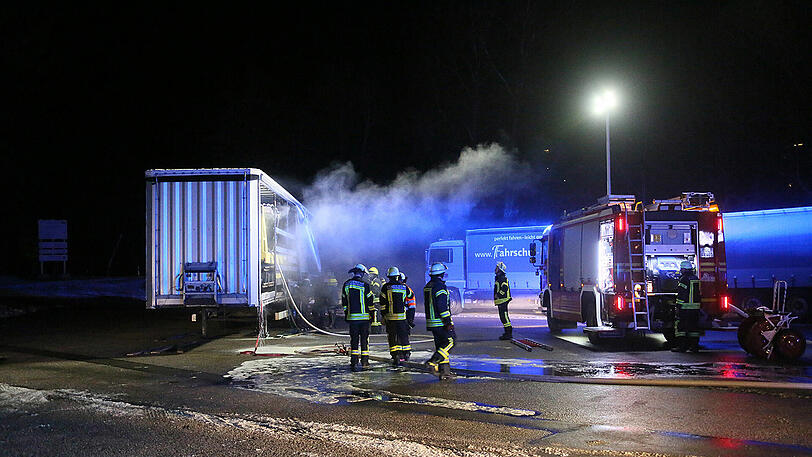 Kurioser Einsatz für die Feuerwehr in Bad Reichenhall. Dort brannte ein Lkw in einem Lkw-Anhänger. Die Bilder vom Einsatz.
