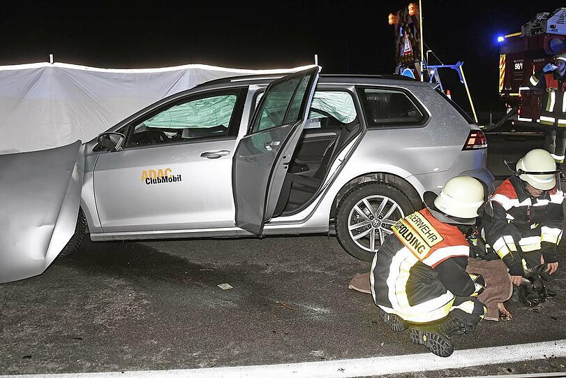 Tödlicher Unfall auf der A8: Auf der Überholspur sind auf Höhe Föching zwei Autos kollidiert.