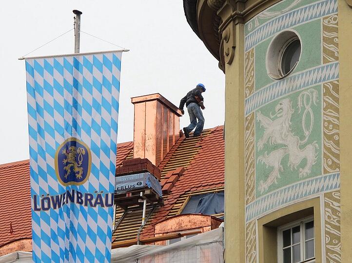 Dieser Dachdecker auf dem Dach des Löwenbräukellers muss nicht nur Wind und Kälte trotzen sondern auch der Höhe.