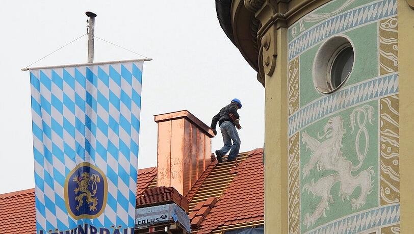 Dieser Dachdecker auf dem Dach des Löwenbräukellers muss nicht nur Wind und Kälte trotzen sondern auch der Höhe. Dieser Dachdecker auf dem Dach des Löwenbräukellers muss nicht nur Wind und Kälte trotzen sondern auch der Höhe.