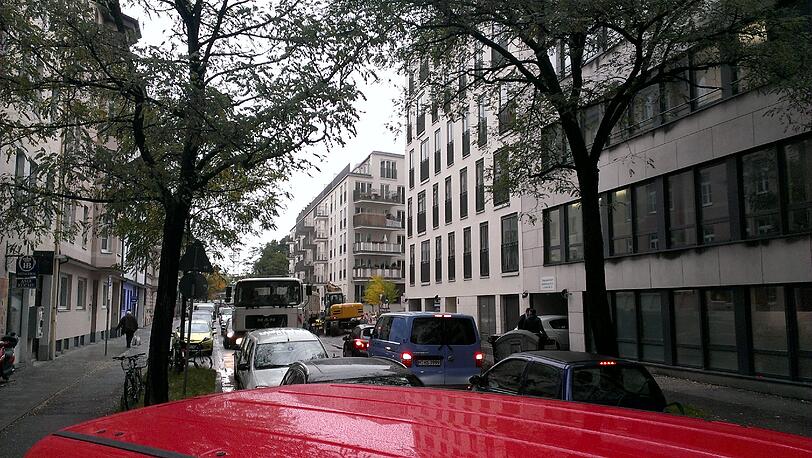 ...das hat mit dem vielen Verkehr zu tun - und mit den Baggern, die hier seit Jahren in der Sandstraße stehen.