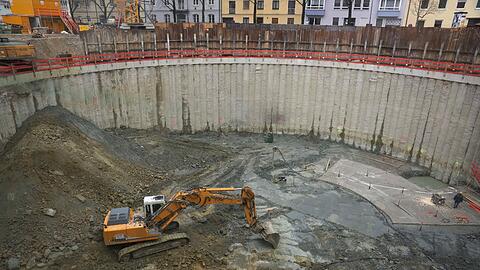 Der Blick auf das kreisrunde Loch für die Tiefgarage am Josephsplatz. Rund um die Baustelle fliegen jetzt bunte Schmetterlinge. Klicken Sie sich durch die Fotos.