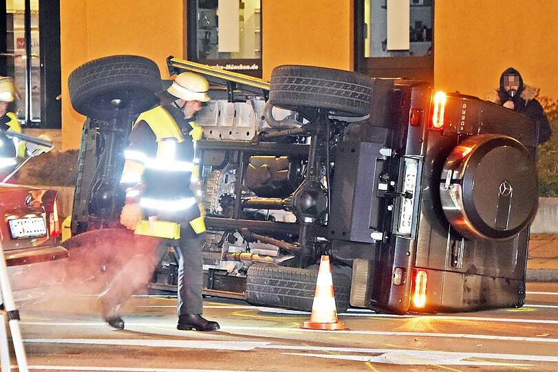 Der Zusammenprall war so heftig, dass der Geländewagen umstürzte.