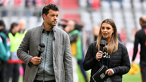 Laura Wontorra am Sonntag in der Allianz Arena, hier mit DAZN-Experte und Ex-Bayern-Spieler Michael Ballack.