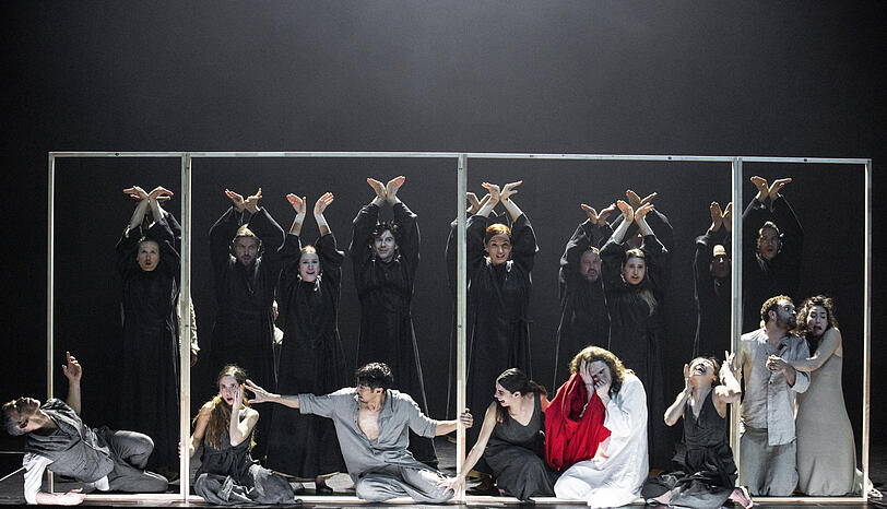Wie ein Tableau vivant oder ein Gemälde nur sehr bewegt und bewegend: Die Johannespassion als Tanz.