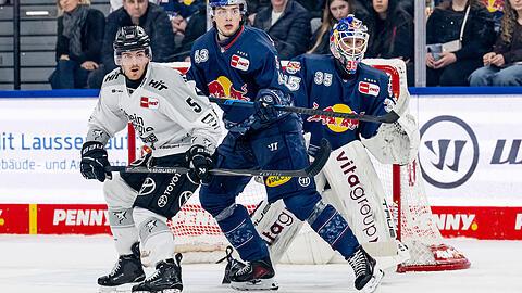 Phillip Sinn (Mitte) und Goalie Mathias Niederberger (r.) verteidigen gegen K&ouml;lns Robin Van Calster, am Ende siegen die G&auml;ste vom Rhein knapp.