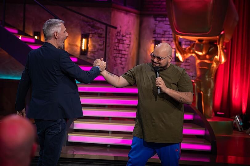 Sebastian Pufpaff (links) begrüßt im "TV total Stand-up Club" unter anderem Bora Ahmed Altun. Sebastian Pufpaff (links) begrüßt im "TV total Stand-up Club" unter anderem Bora Ahmed Altun.