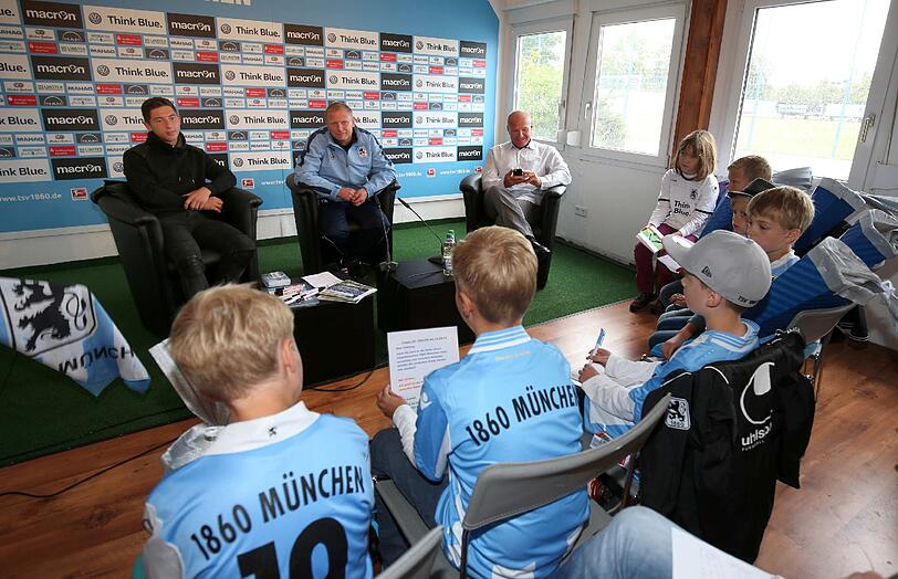 Hier durften zehn Schulkinder ihre Fragen an Youngster Maximilian Wittek und Löwen-Trainer Torsten Fröhling stellen.