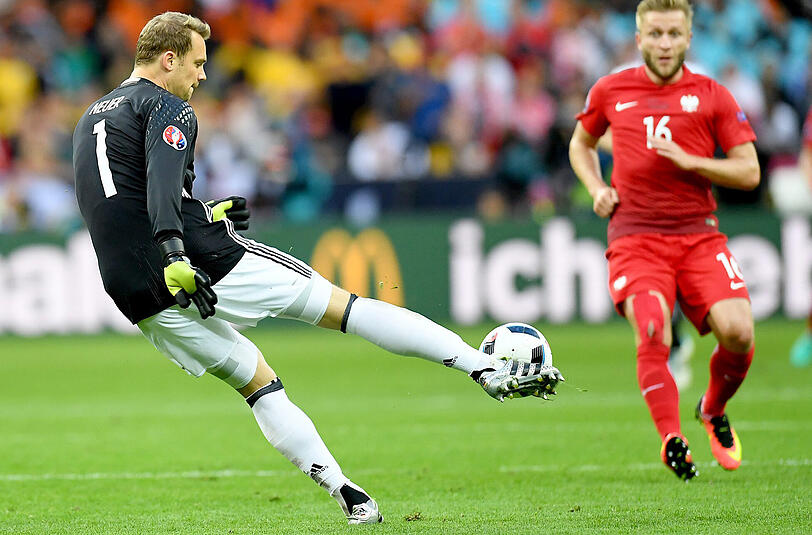 Manuel Neuer: Note 3. Erneut Kapitän, da Schweinsteiger zunächst draußen blieb. 15 Mal sah er sich Mittelstürmer Lewandowski bisher gegenüber, dabei traf der Pole sieben Mal. Gestern ohne größere Bewährungsproben, auch nicht gegen &bdquo;Lewy&ldquo;.
