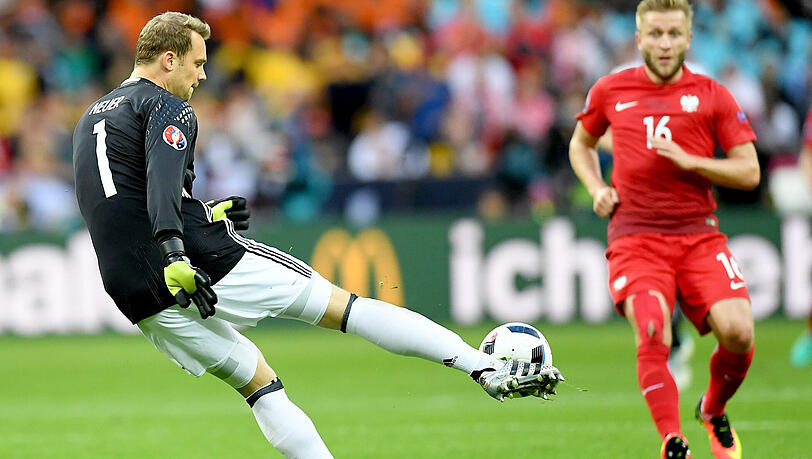 Manuel Neuer: Note 3. Erneut Kapitän, da Schweinsteiger zunächst draußen blieb. 15 Mal sah er sich Mittelstürmer Lewandowski bisher gegenüber, dabei traf der Pole sieben Mal. Gestern ohne größere Bewährungsproben, auch nicht gegen „Lewy“. Manuel Neuer: Note 3. Erneut Kapitän, da Schweinsteiger zunächst draußen blieb. 15 Mal sah er sich Mittelstürmer Lewandowski bisher gegenüber, dabei traf der Pole sieben Mal. Gestern ohne größere Bewährungsproben, auch nicht gegen „Lewy“.