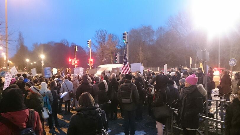 Vor dem US-Konsulat in München demonstrierten am 1. Februar 2017 hunderte Menschen gegen den amerikanischen Präsidenten Donald Trump und sein Einreiseverbot.