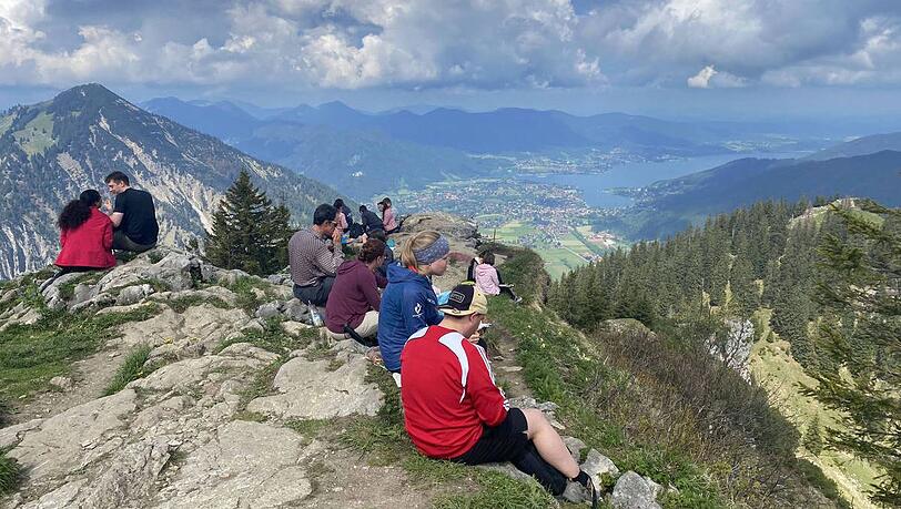 Ein stets beliebten Ausflugsziel: Zahlreiche Ausflügler genießen das schöne Wetter auf dem Bodenschneid Gipfel überm Tegernsee. (Symbolbild)