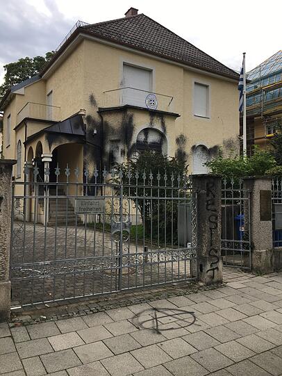 Polizeieinsatz vor dem griechischen Generalkonsulat in der Möhlstraße.
