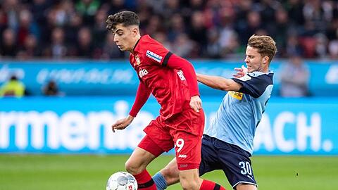 Leverkusens Kai Havertz (l) im Duell mit Gladbachs Nico Elvedi.