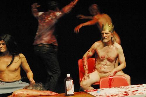 Mitauslöser der &bdquo;Ekeltheaterdebatte&ldquo; 2006 und dennoch kein richtiger Skandal: &bdquo;Macbeth&ldquo; in der Regie von Jürgen Gosch.