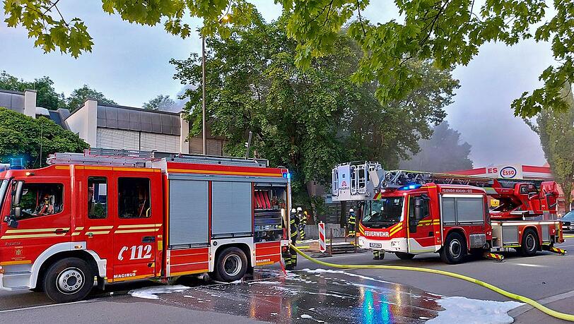Feuerwehrfahrzeuge vor dem China-Lokal in der Freisinger Landstraße Feuerwehrfahrzeuge vor dem China-Lokal in der Freisinger Landstraße