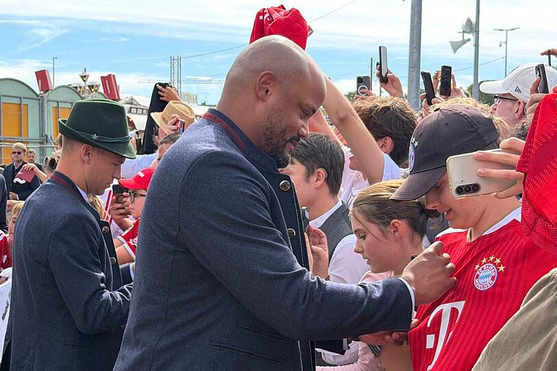 Vincent Kompany verteilt auf der Wiesn fleißig Autogramm an die Bayern-Fans. Vincent Kompany verteilt auf der Wiesn fleißig Autogramm an die Bayern-Fans.
