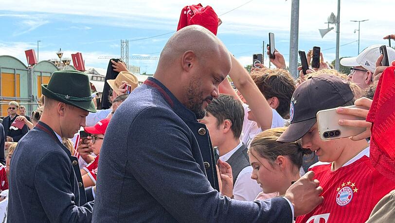 Vincent Kompany verteilt auf der Wiesn fleißig Autogramm an die Bayern-Fans. Vincent Kompany verteilt auf der Wiesn fleißig Autogramm an die Bayern-Fans.