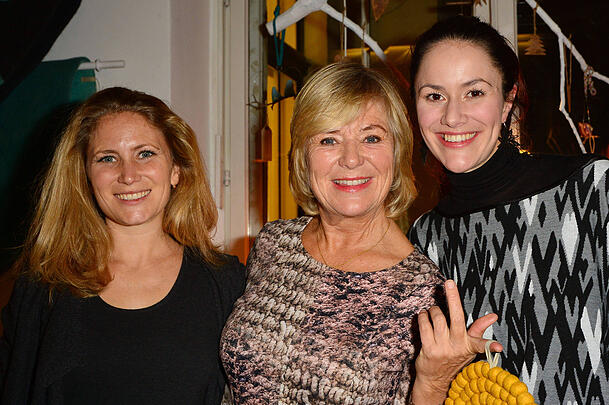 Jutta Speidel (Mitte) an der Seite ihrer Töchter Antonia (re.) und Franziska im Dezember 2015. Jutta Speidel (Mitte) an der Seite ihrer Töchter Antonia (re.) und Franziska im Dezember 2015.