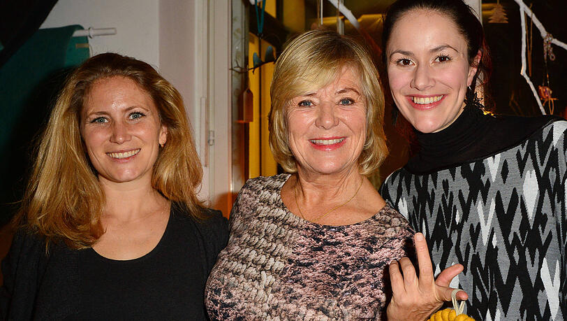 Jutta Speidel (Mitte) an der Seite ihrer T&ouml;chter Antonia (re.) und Franziska im Dezember 2015.
