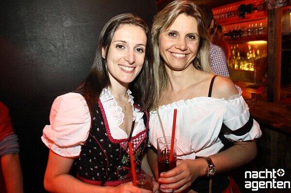 In der Milchbar ist das Motto "toboggan bei flying tuesday"
http://www.nachtagenten.de/gallery/toboggan-bei-flying-tuesday.892566.html