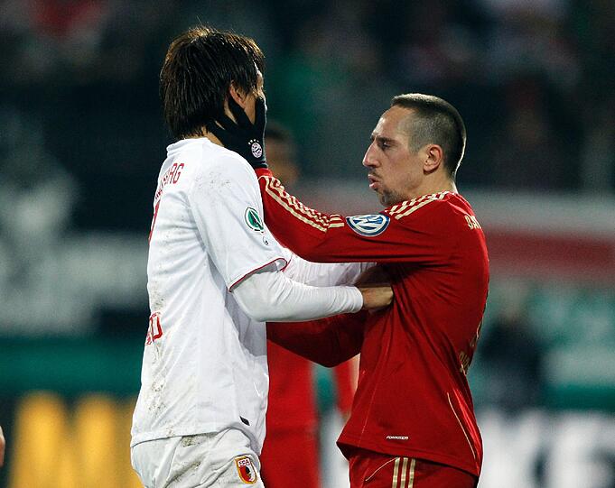 Flog nach dieser Szene gegen den Augsburger Koo vom Platz: Bayern-Star Franck Ribéry.