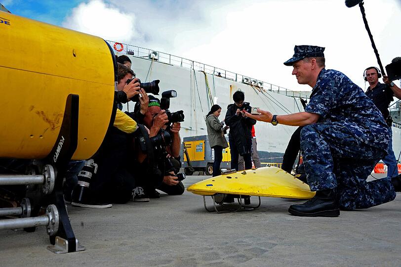 Endlich kommen auf der Suche nach dem Wrack von Flug MH370 U-Boote zum Einsatz. Hier wird eines ins Wasser gelassen.
