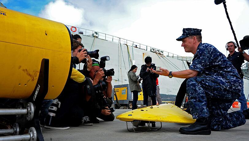 Endlich kommen auf der Suche nach dem Wrack von Flug MH370 U-Boote zum Einsatz. Hier wird eines ins Wasser gelassen. Endlich kommen auf der Suche nach dem Wrack von Flug MH370 U-Boote zum Einsatz. Hier wird eines ins Wasser gelassen.