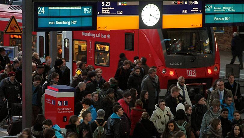 München und die Region wachsen unaufhaltsam. Beim Wohnungsbau und vor allem Nahverkehr entstehen immense Herausforderungen, die München nicht alleine lösen kann. München und die Region wachsen unaufhaltsam. Beim Wohnungsbau und vor allem Nahverkehr entstehen immense Herausforderungen, die München nicht alleine lösen kann.