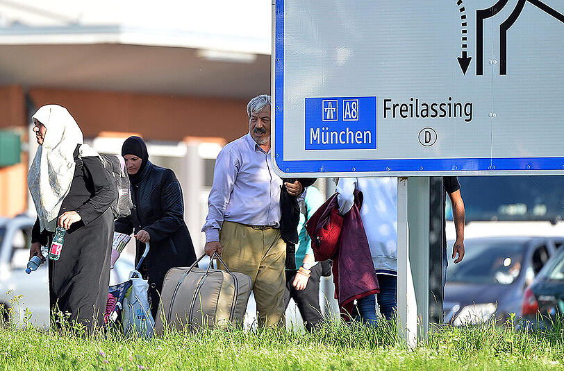 Flüchtlinge, die bei den Grenzkontrollen zu Österreich gestoppt werden, landen zunächst in Freilassing und werden dann weiterverteilt.