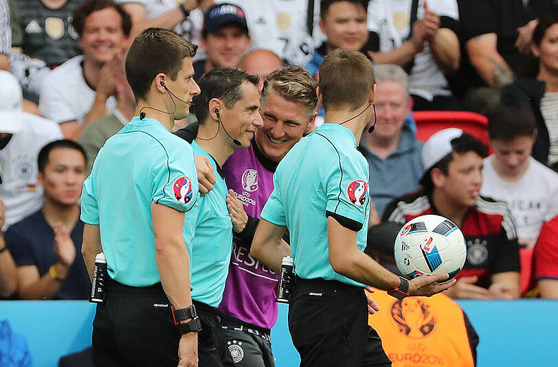 Bastian Schweinsteiger steht dem französischen Schiedsrichter-Assistenten Fréderic Cano zur Seite.