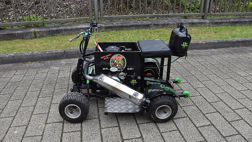 Polizeibeamte haben das 70 Stundenkilometer schnelle Bierkisten-GoKart sichergestellt, nachdem es auf einer öffentlichen Straße gefahren sein soll.