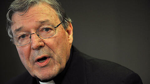 Gegen den australischen Kurienkardinal George Pell - einen der höchsten Würdenträger im Vatikan - ist wegen Missbrauchsvorwürfen in seiner Heimat ein Ermittlungsverfahren eingeleitet worden.
