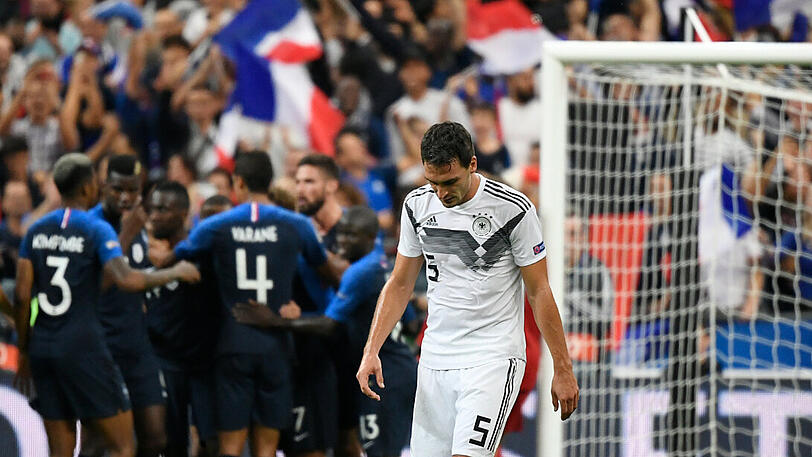 9. Einen Neuanfang trotz Niederlage erleben Mats Hummels (rechts) und Co. beim 1:2 in Frankreich.