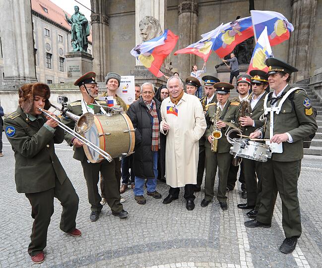 Dieter Hildebrandt und Co marschieren zu Apple