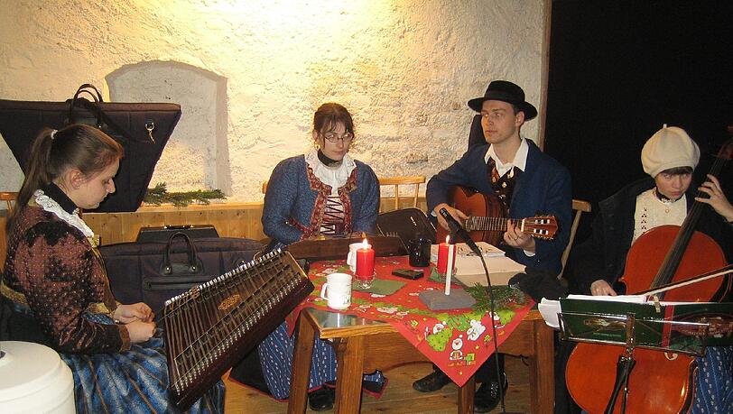 Die "Junge Würmtaler Volksmusik" - hier ein Foto aus dem Jahr 2010 - zählt seit mehreren Jahren regelmäßig zu den Interpreten in der Obermenzinger Krippenausstellung. Die "Junge Würmtaler Volksmusik" - hier ein Foto aus dem Jahr 2010 - zählt seit mehreren Jahren regelmäßig zu den Interpreten in der Obermenzinger Krippenausstellung.